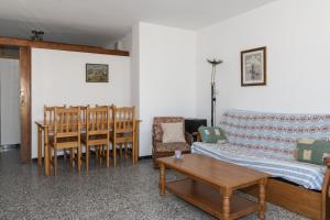- un salon avec un canapé, une table et des chaises dans l'établissement Nautilo, 8º-15, à Cullera