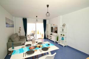 TV a/nebo společenská místnost v ubytování Xposure beach apartment