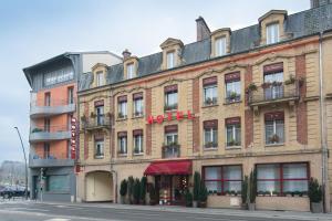 um hotel na esquina de uma rua em Hotel Le Pelican em Charleville-Mézières