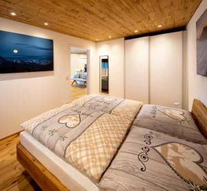 um quarto com uma cama grande num quarto em Ferienwohnung Bergnah em Pfronten