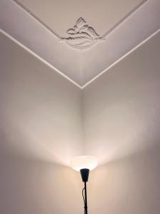 een plafond met een lamp in een kamer bij N'amuri Guest House in Siracusa