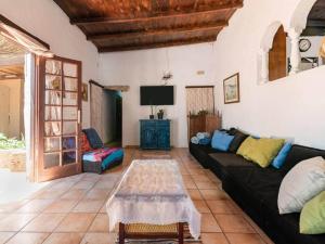 un soggiorno con divano e tavolo di Spectacular holiday home in Santa Cruz de Tenerife with private pool ad Atogo