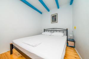Ένα ή περισσότερα κρεβάτια σε δωμάτιο στο Losinj haus with pool +34 φωτογραφίες