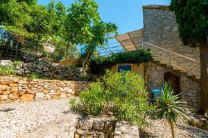 Κήπος έξω από το Losinj haus with pool