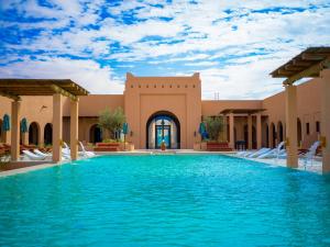 里瓦的住宿－Bab Al Nojoum Bateen Liwa，一座建筑物中央的游泳池