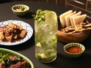 - une boisson dans un verre à côté d'une assiette de nourriture dans l'établissement ASAI Kyoto Shijo, à Kyoto