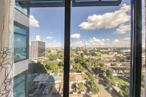 ナイロビにあるLux Suites Le marc Luxury Apartments Westlandsの市街の景色を望む窓