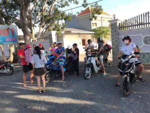 En familie der bor på Hotel Như Ý Hồ Tràm