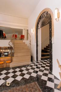 un vestíbulo con suelo a cuadros en blanco y negro en Castelar Palace & SPA by Seaward Suites, en Villajoyosa