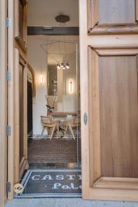 una puerta abierta a un comedor con mesa en Castelar Palace & SPA by Seaward Suites en Villajoyosa