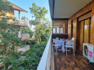 a balcony of a house with a table and chairs at Appartamenti Aurora in Grado