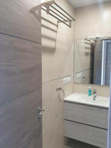 La salle de bains est pourvue d'un lavabo et d'un miroir. dans l'établissement APARTAMENTOS LA CALA de MIJAS, à La Cala de Mijas