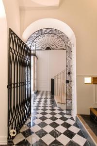 un pasillo con suelo a cuadros en blanco y negro en Castelar Palace & SPA by Seaward Suites, en Villajoyosa