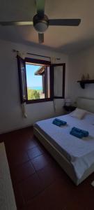 1 Schlafzimmer mit 2 Betten und einem Fenster in der Unterkunft Casa La Pelosa in Stintino
