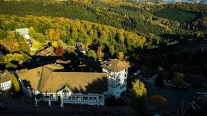 eine Luftansicht eines Gebäudes inmitten eines Waldes in der Unterkunft Dorint Resort Winterberg in Winterberg