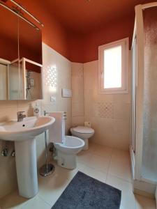 baño con lavabo y aseo y ventana en Casa di Stefy Sant'Orsola en Bolonia