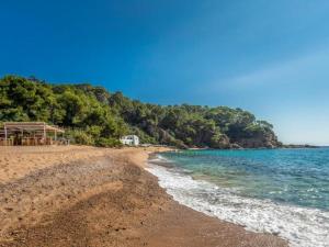una playa con una casa y el océano en Villa Alzina9 pax Lloret de mar, en Vidreres