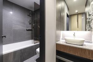 Wonju Brown Dot Hotel Corporate Business في ونجو: حمام مع حوض ومرحاض