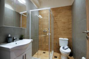 Koupelna v ubytování Ariadni Apartments Dassia + 11 fotografií