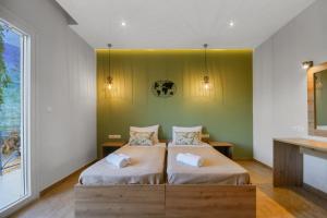 Postel nebo postele na pokoji v ubytování Ariadni Apartments Dassia