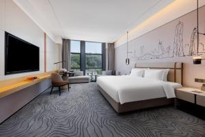 Letto o letti in una camera di 东莞凤岗众恒隆逸扉酒店