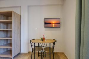 TV a/nebo společenská místnost v ubytování Ariadni Apartments Dassia