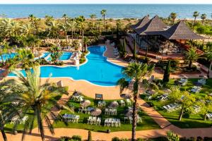 una vista aérea de un complejo con piscina en Puerto Antilla Grand Hotel, en Islantilla