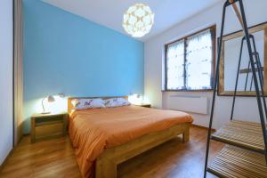 a bedroom with a bed and a blue wall at il larice d' oro in Sueglio