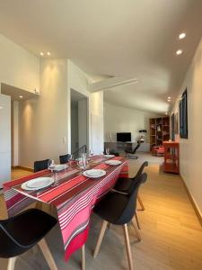 une salle à manger avec une table et des chaises rouges dans l'établissement Bord de Mer - Adorable maison au calme - 6 pers., à Biarritz