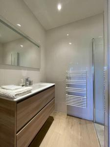 a bathroom with a glass shower and a sink at Bord de Mer - Adorable maison au calme - 6 pers. in Biarritz