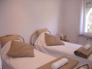 two twin beds in a room with towels on them at Viva La Vida ! - Cristall Beach Villa in Miami Platja