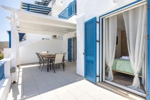 Habitación con balcón, cama y mesa. en My Kythnos House, en Kithnos