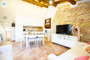 eine Küche und ein Esszimmer mit einer Steinmauer in der Unterkunft Il Petruccaio in Orceto