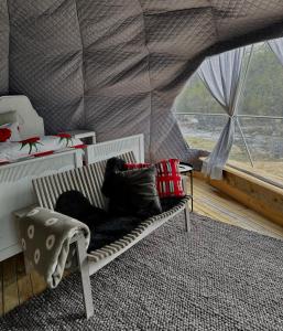 Ein Sitzbereich in der Unterkunft Brokkestøylen