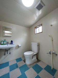 a bathroom with a toilet and a sink at 駅徒歩２分の貸切一軒家【Villa Kokusai】 in Naha