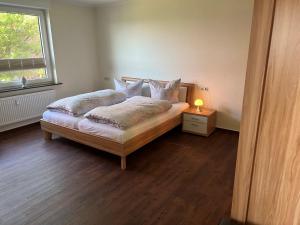 Postel nebo postele na pokoji v ubytování Fischerbalje Bantje Wohnung 1