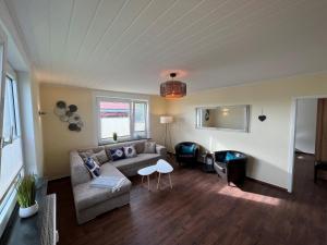 a living room with a couch and a table at Fischerbalje Bantje Wohnung 1 in Borkum