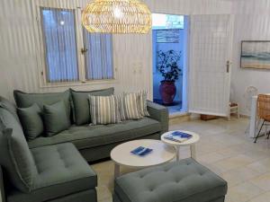 - un salon avec un canapé et une table dans l'établissement Lydia's Charming House in Naoussa, à Náoussa