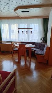 salon ze stołem i kanapą w obiekcie Vintage Apartment w Grazu