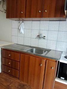 Kuchyň nebo kuchyňský kout v ubytování Cherry - HappyHostGr - Downtown Apartment