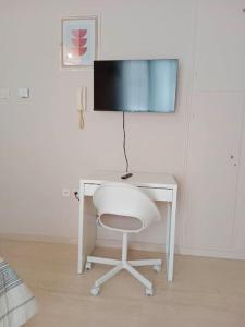 TV a/nebo společenská místnost v ubytování Cherry - HappyHostGr - Downtown Apartment