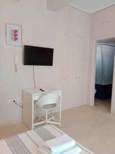 TV a/nebo společenská místnost v ubytování Cherry - HappyHostGr - Downtown Apartment