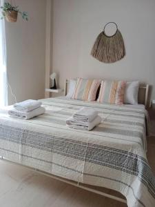 Postel nebo postele na pokoji v ubytování Cherry - HappyHostGr - Downtown Apartment