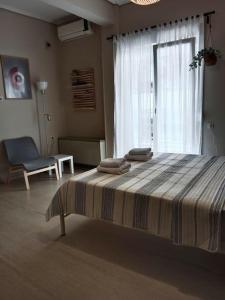 Postel nebo postele na pokoji v ubytování Cherry - HappyHostGr - Downtown Apartment
