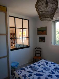 Ένα ή περισσότερα κρεβάτια σε δωμάτιο στο Golfe Juan; au-dessus du port