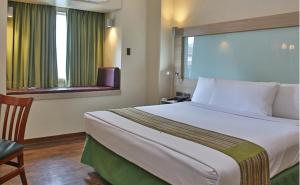 Postel nebo postele na pokoji v ubytování Microtel by Wyndham Baguio