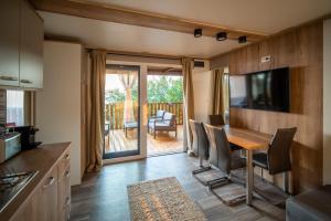 Luxury Home Sanella في كلينوفيتسا: مطبخ وغرفة طعام مع طاولة وكراسي