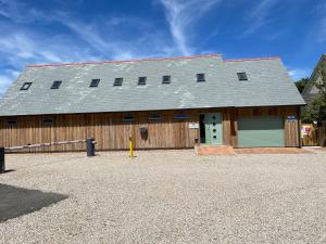 a large wooden barn with a green garage at Wayfarers Inn in Penzance +26 photos