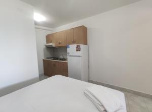 małą kuchnię z białą lodówką w pokoju w obiekcie Para Thin Alos Inn w mieście Neos Marmaras