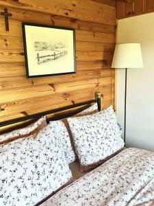 Czarna Dąbrówkaにある"Dolina szczęścia" Kartkowoの木製の壁のベッドルーム1室(ベッド1台付)